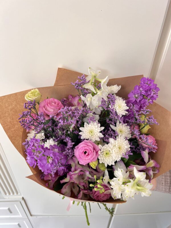 זר פרחים עם גוונים סגולים