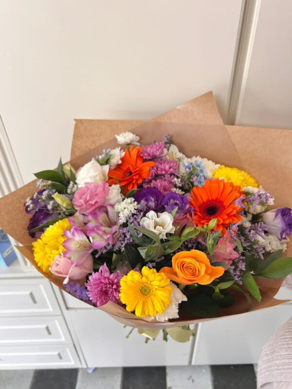 זר פרחים צבעוני פרחוני