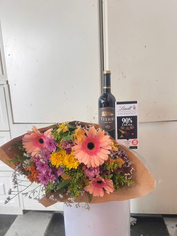 מארז פרחוני חגיגי -זר פרחים צבעוני יין ושוקולד