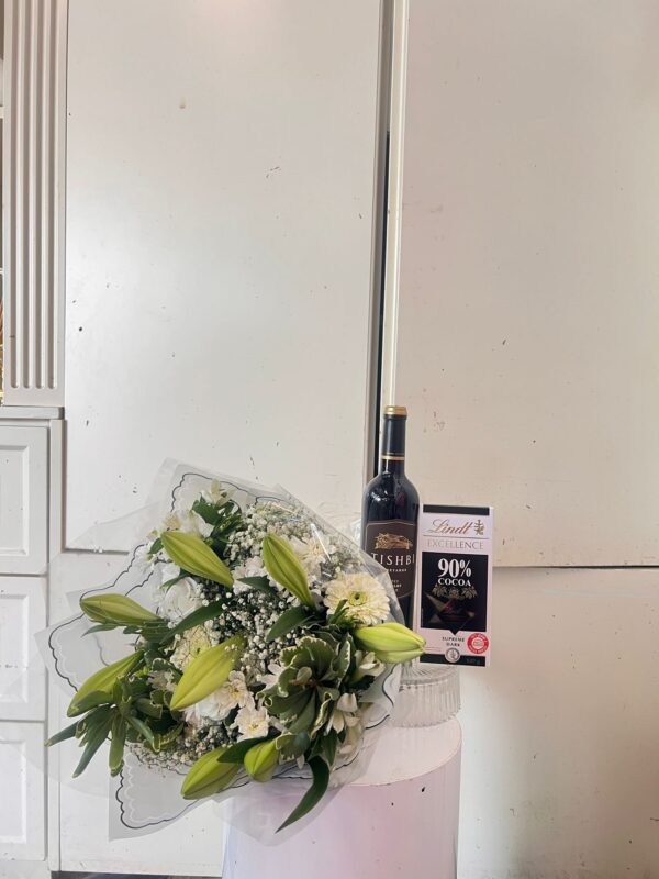 מארז פרחוני לבן – זר פרחים לבן , יין ושוקולד