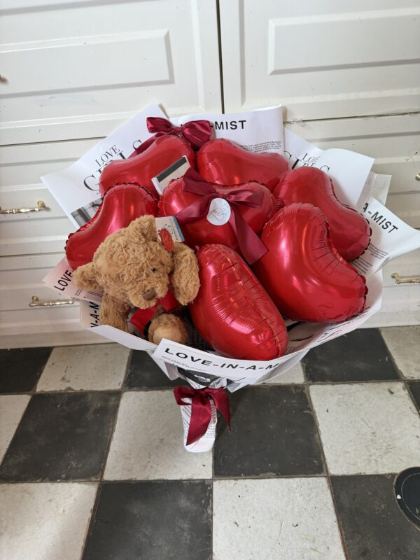 זר לבבות אדומים שוקולד ודובי